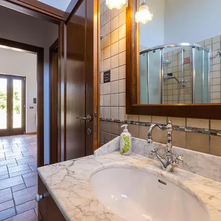 B&B Casa Ulmi Con Piscina 우기아노 라 치에사