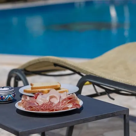 Casa Ulmi Con Piscina 4*