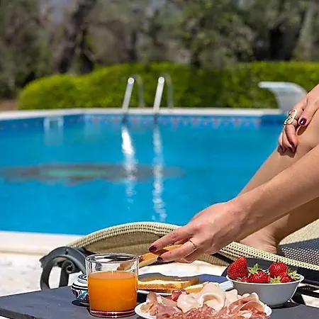 Casa Ulmi Con Piscina فندق مبيت وإفطار 4*
